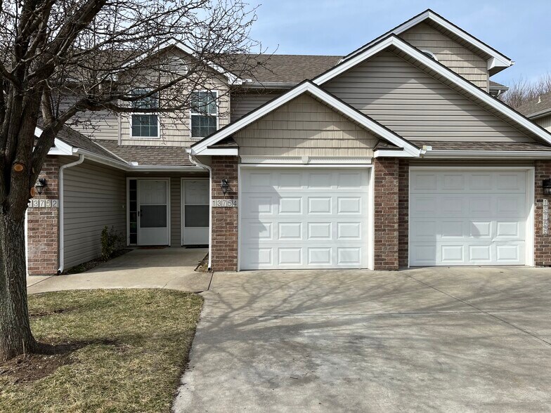 front - 13756 Post Oak Ln