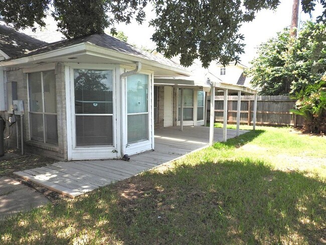 Building Photo - 2107 Creekshire Dr