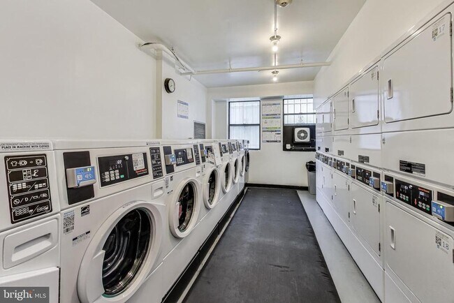 Building Photo - 1 Scott Cir NW