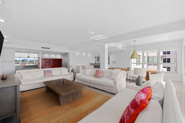 Building Photo - 9102 W Bay Harbor Dr