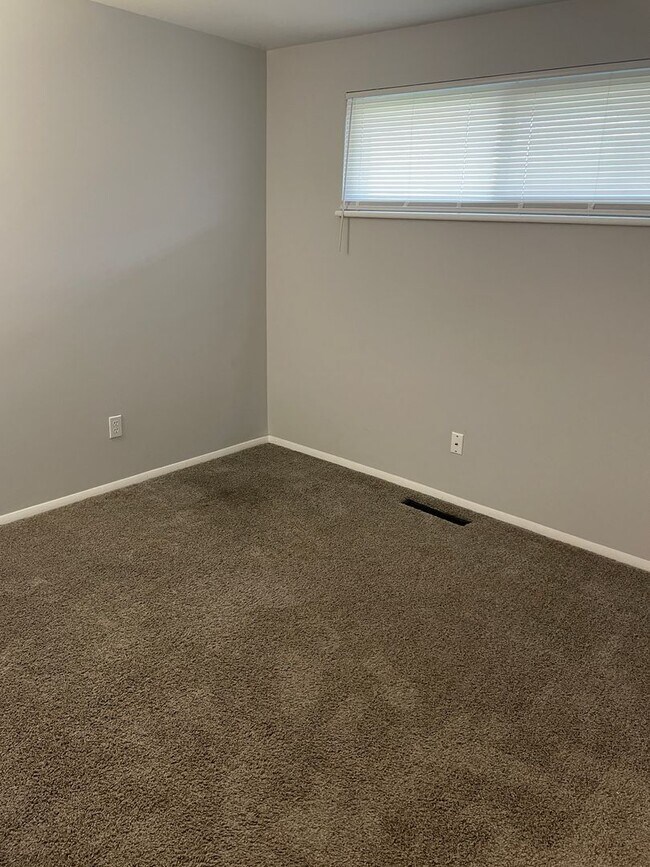 Building Photo - Updated 3 bed/2 bath in Huber Heights