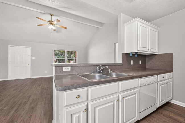 Building Photo - 16200 Sun View Ln