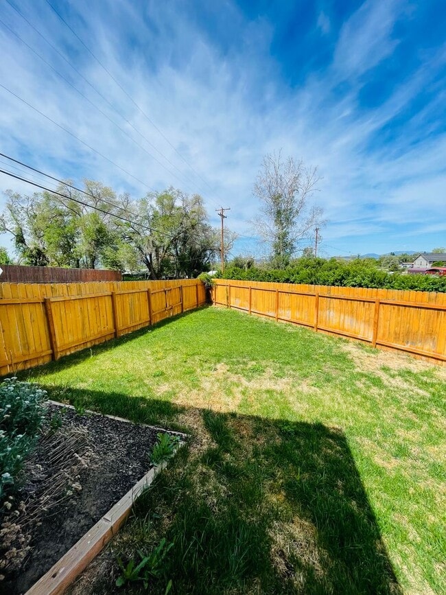 Building Photo - Entertainers delight, 3bdrm 2.5 bath home ...