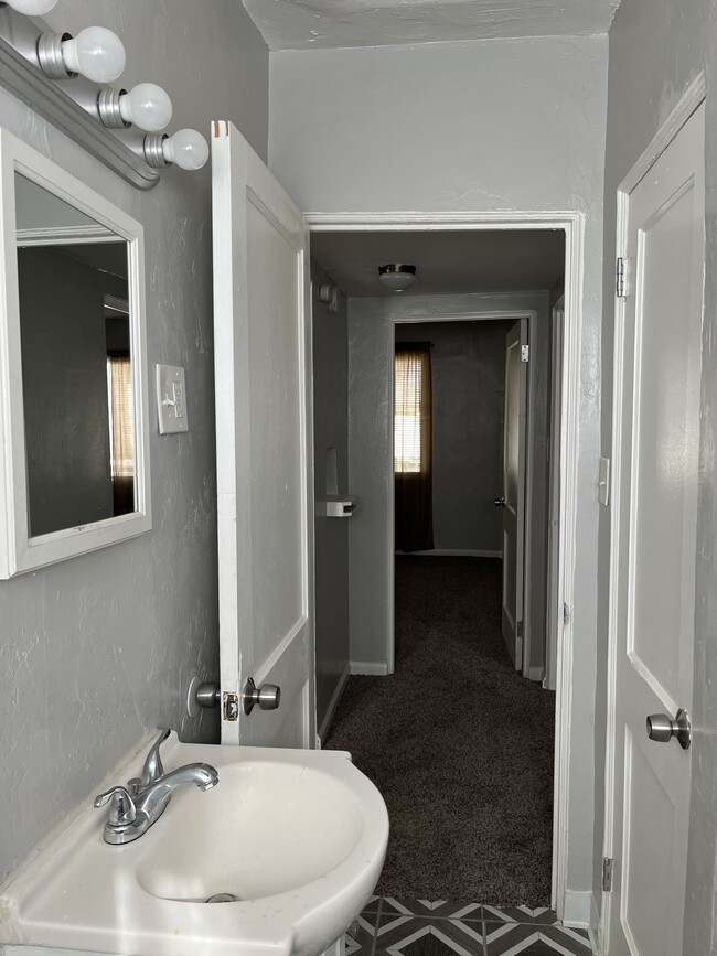 Building Photo - 8172 Valley View Dr