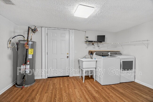 Building Photo - 8 Manor Dr