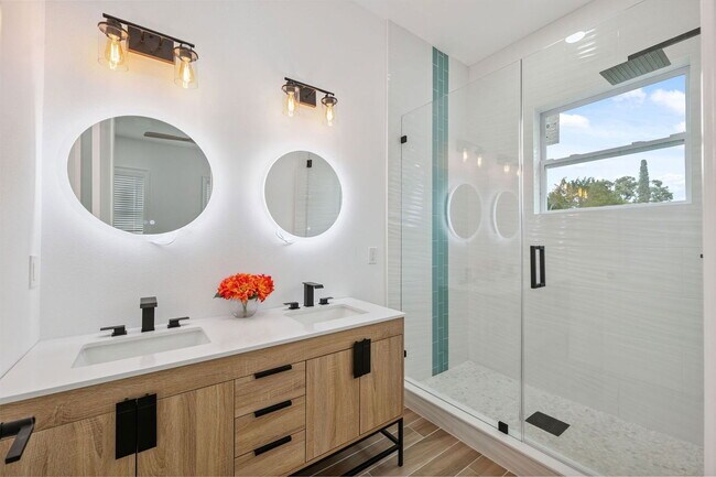 Building Photo - 8622 Inwood Dr