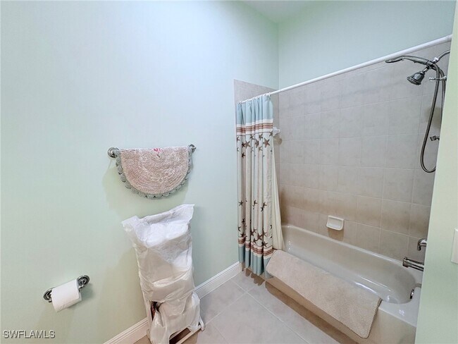 Building Photo - 4910 SW 17th Pl