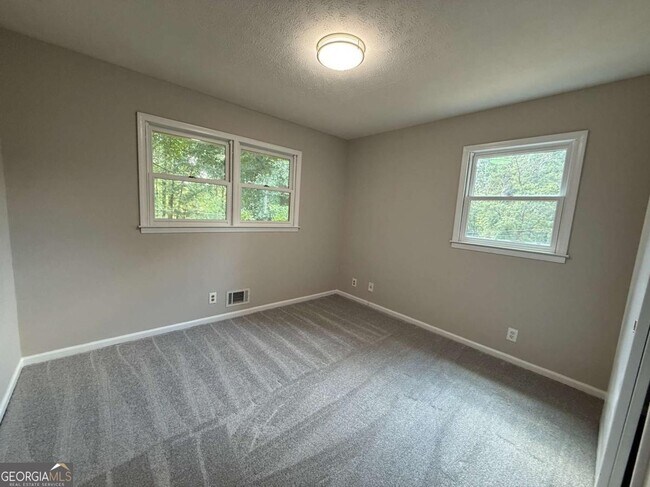 Building Photo - 3155 Oak Dr