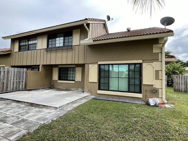 Building Photo - 2652 Riverside Dr