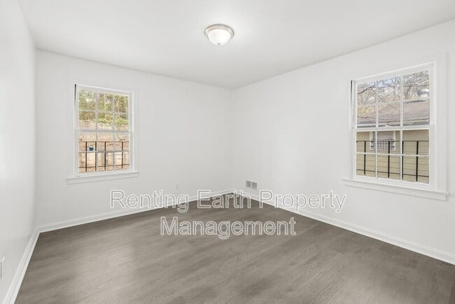 Building Photo - 805 Vanderbilt St