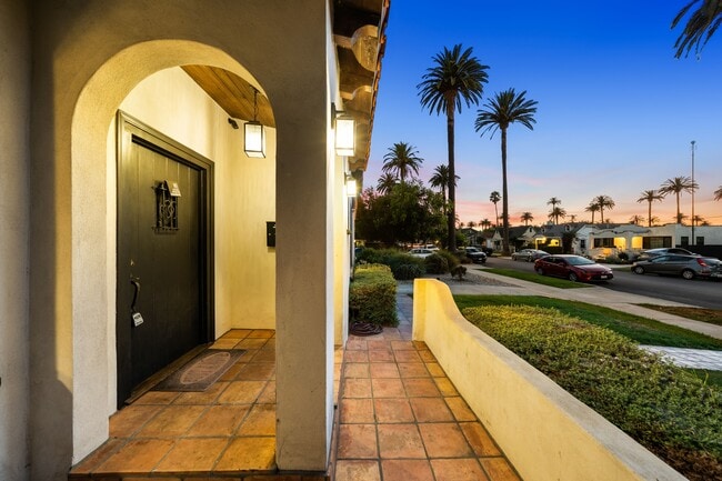 Building Photo - 2624 S Palm Grove Ave