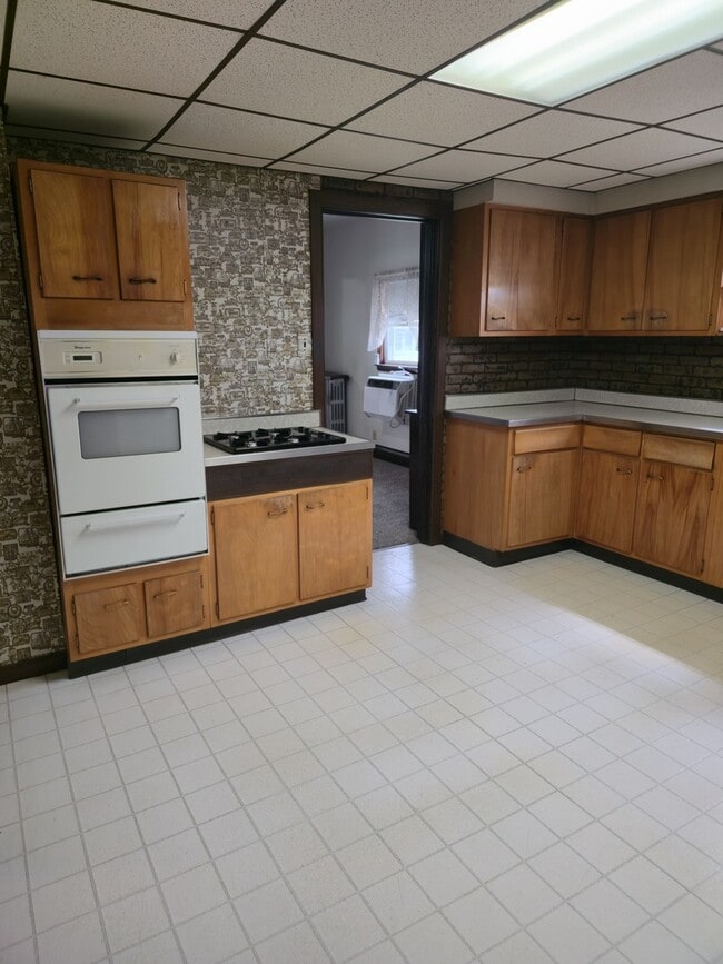 Building Photo - 121 Davis Ave