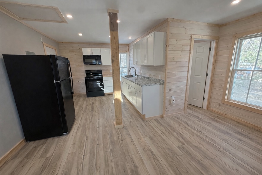 Building Photo - 41 Knapp St