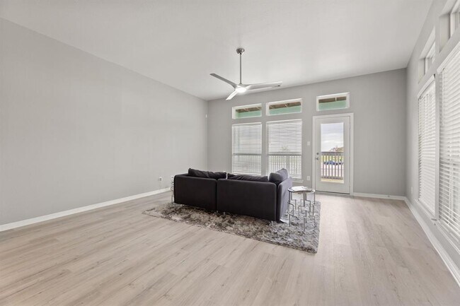Building Photo - 709 N Bayshore Dr