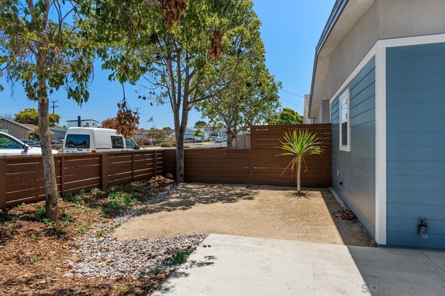 Building Photo - 1489 Fern Ave