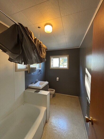 Building Photo - 108 SE 100th Ave