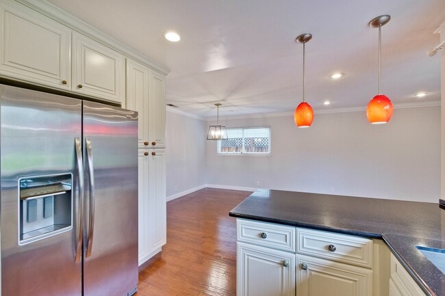 Building Photo - Excellent 3 bedroom, 2 Bath Home with Cent...