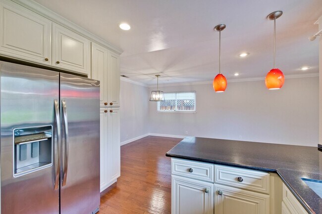 Building Photo - Warm and Inviting 3 bedroom, 2 Bath Home