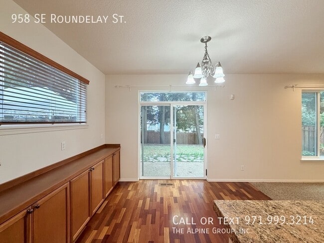 Building Photo - 958 SE Roundelay St