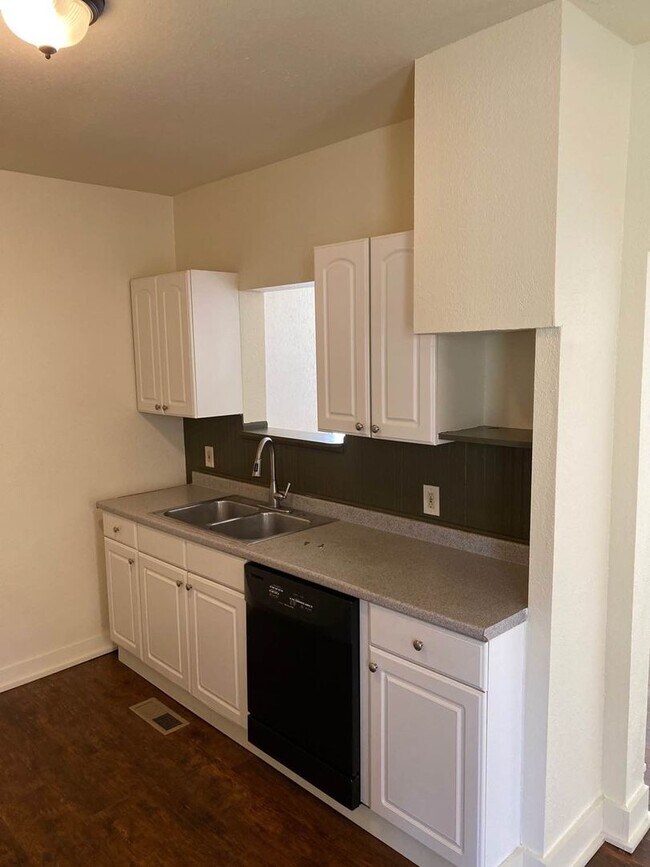 Building Photo - 645 Cullum St