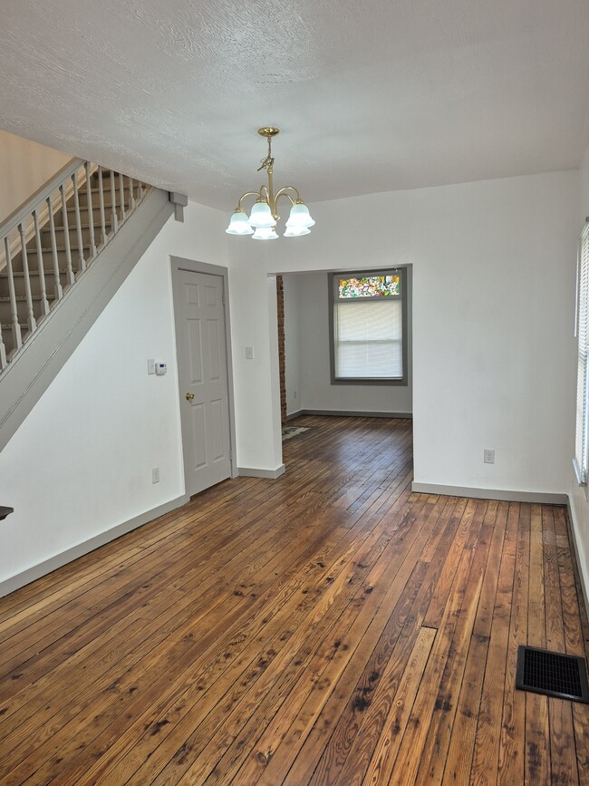 Building Photo - 569 E Whittier St