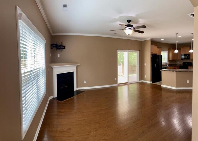 Building Photo - 301 River Oak St
