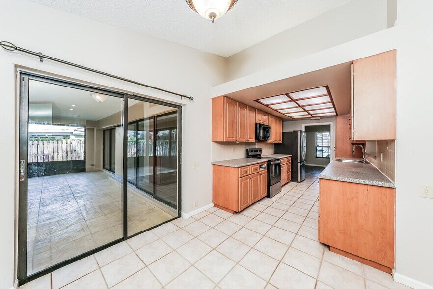 Building Photo - 14096 Greentree Dr