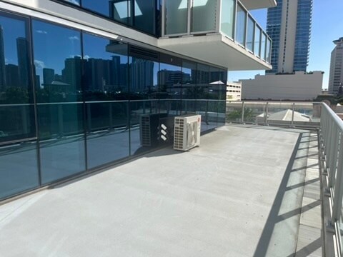 wrap around 575 Square foot lanai - 1500 Rycroft St