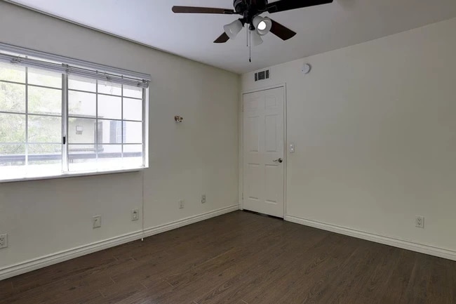 Building Photo - 5515 Canoga Ave