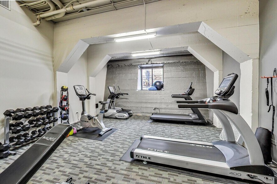 Building Photo - 1525 S Sangamon St