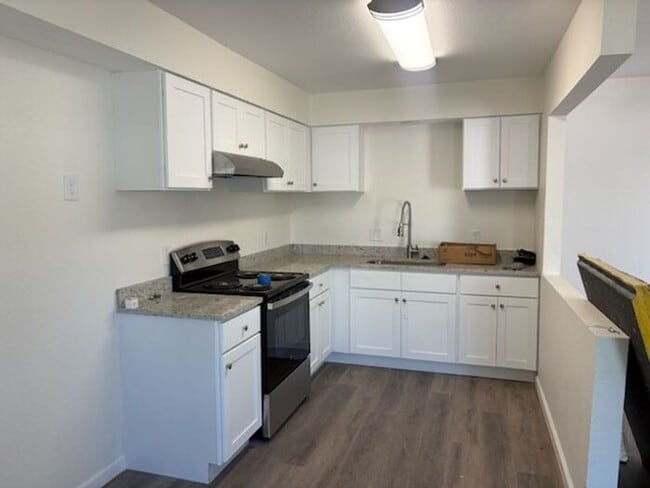 Building Photo - Beautiful newly remodeled 1/1 apartment!