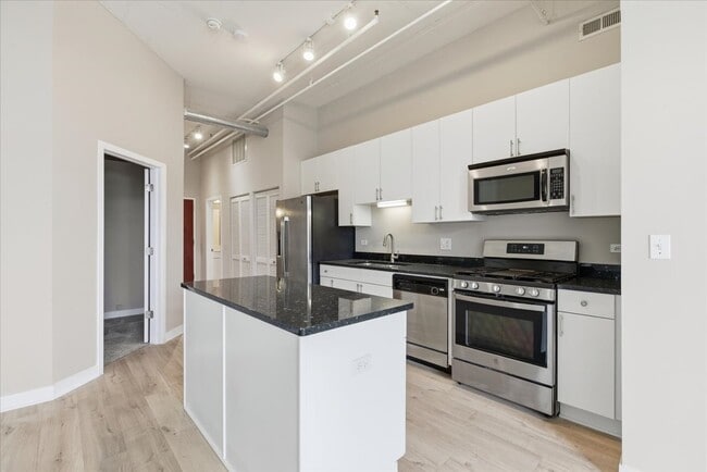 Building Photo - 740 W Fulton St