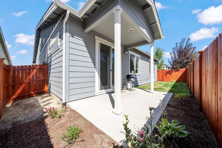Building Photo - 1216 NE Hoover Loop