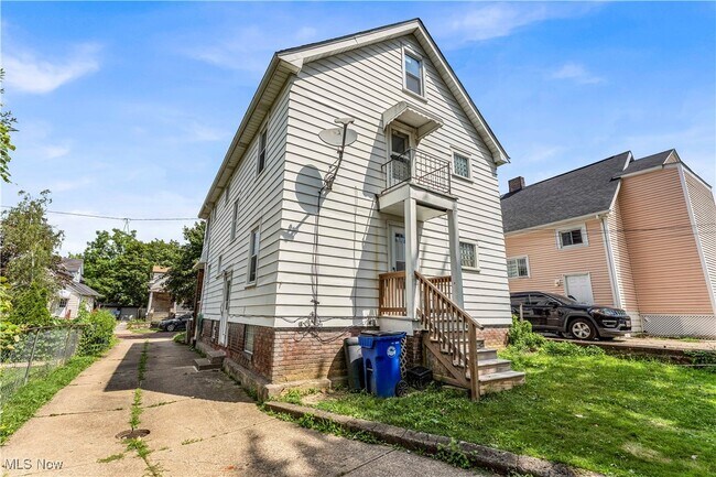 Building Photo - 7902 Rosewood Ave
