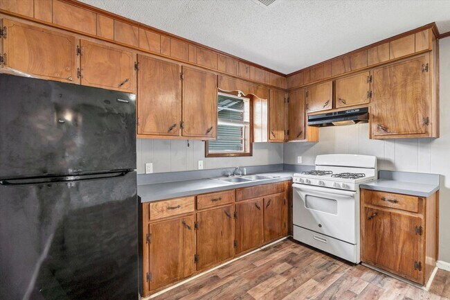 Building Photo - 3 Bedroom Home Across from JHS