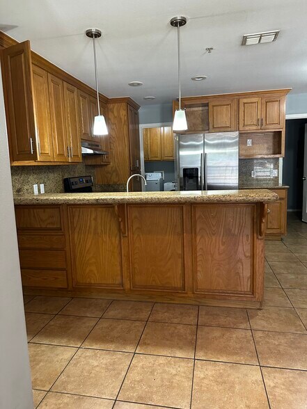 Building Photo - 413 S 49th St