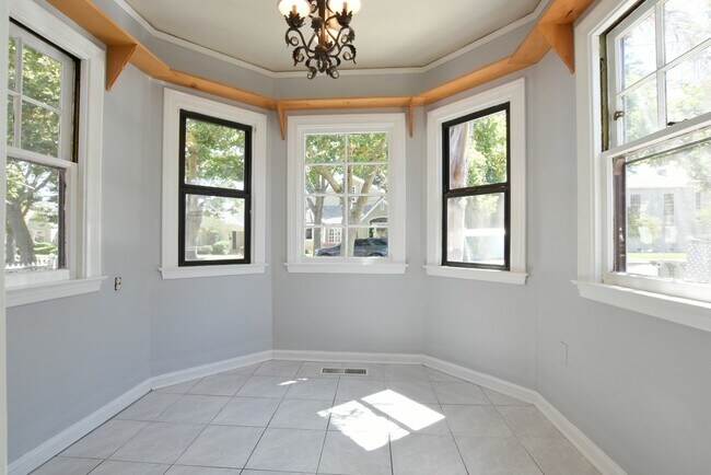 Building Photo - Charming 3 Bedroom 1 Bath Home in Prestigi...