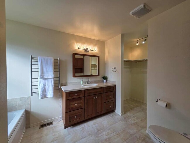 Building Photo - 3950 NE Vista del Rey Dr