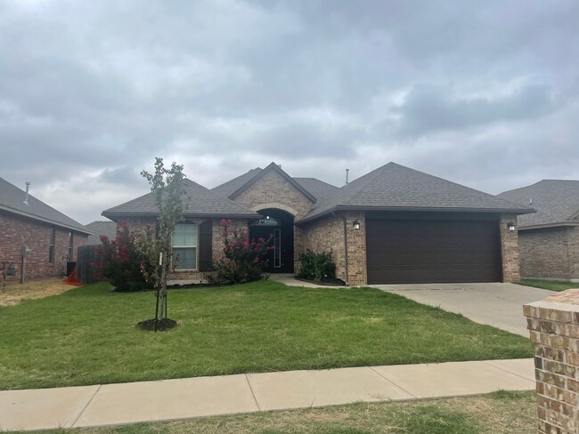 Building Photo - 3 bed 2 bath 2 car in Moore Schools! Great...