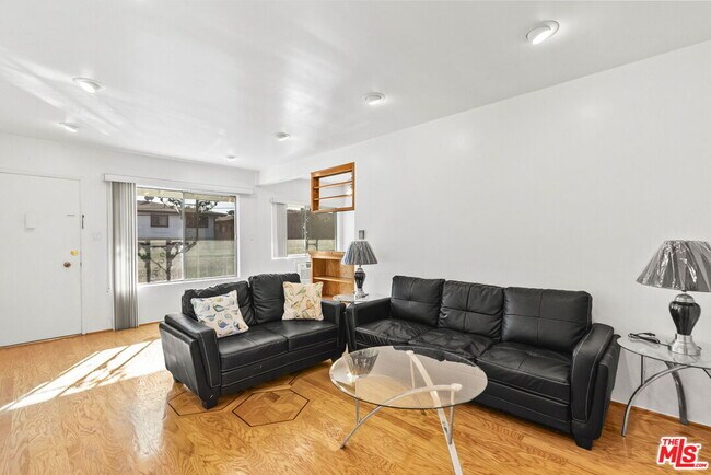 Building Photo - 15529 Moorpark St