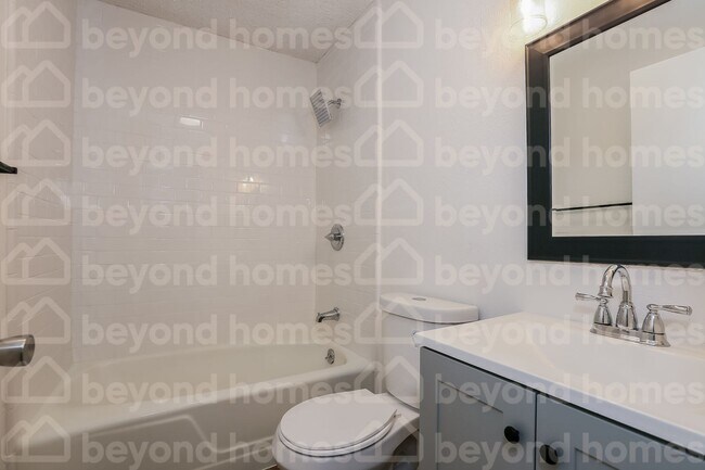 Building Photo - Beautifully renovated home with 3 bedroom ...