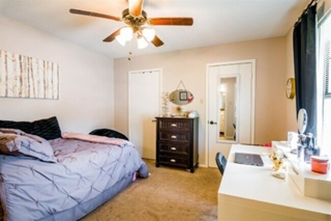 Building Photo - 2 Bed/2 Bath