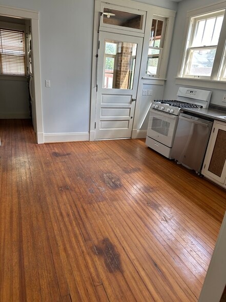 Kitchen - 1110 N Maplewood Ave