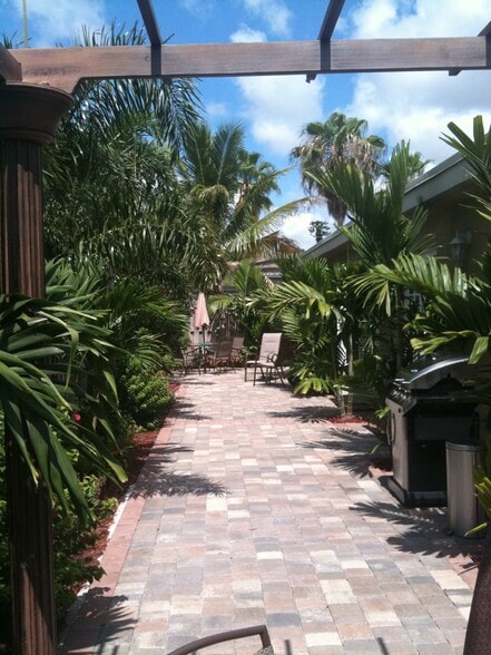 Building Photo - 1008 NE 11th St - Side Unit