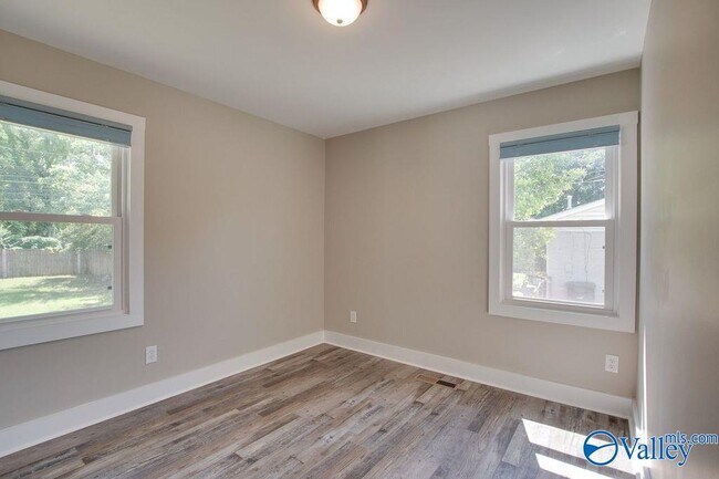 Building Photo - 213 Drake Ave SW