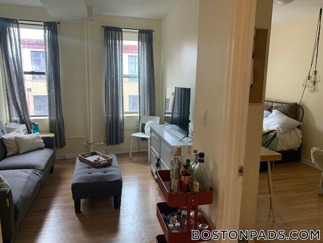 Building Photo - 220 Hanover St