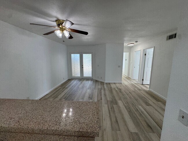 Building Photo - 1523 Woodpine Dr