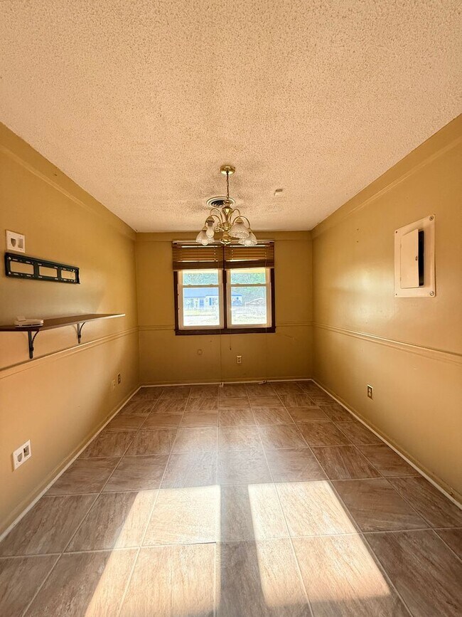 Building Photo - 4 Bed / 2 Bath Spacious Home – Perfect for Families or Roommates