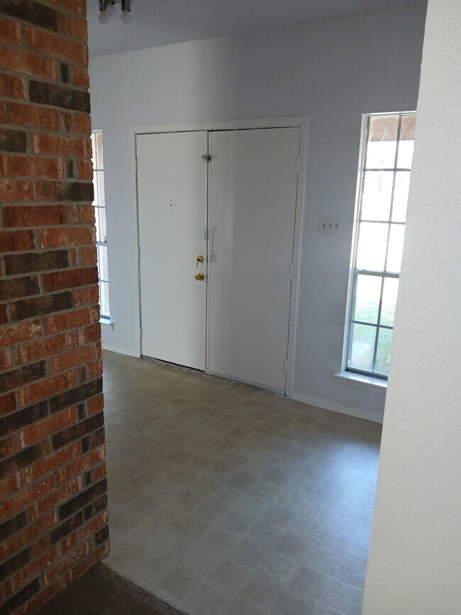 Building Photo - 10211 Golden Sunshine Dr