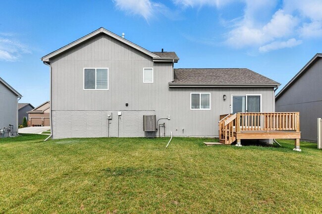 Building Photo - Near Lake Flanagan